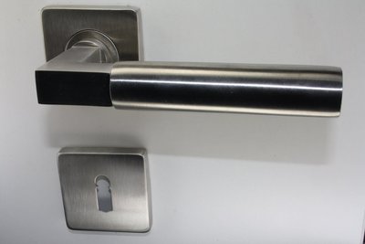 Deurkruk 0378 Bau-stil op rozet vierkant staal met 7mm nok met sleutelgatplaatjes RVS